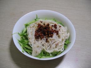 加入辣椒油拌匀