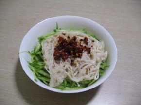 加入辣椒油拌匀