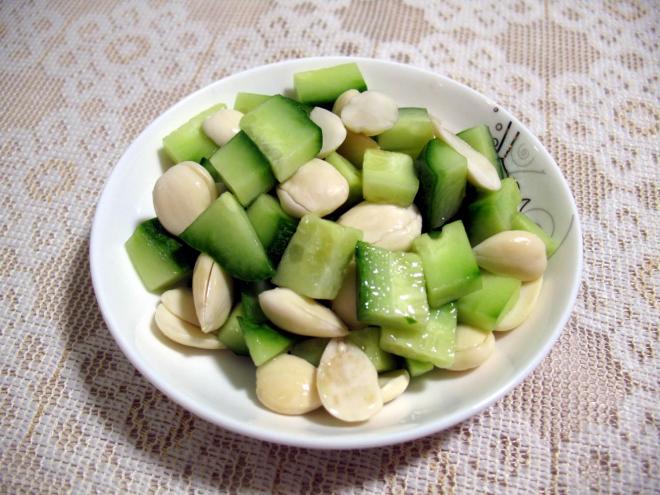 黄瓜拌杏仁