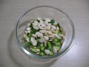 把杏仁和黄瓜倒入一个碗中