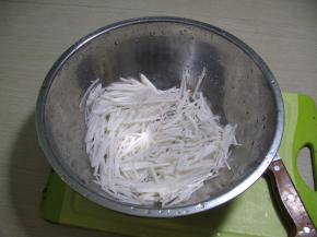 萝卜去皮切丝