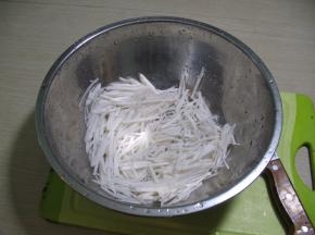 萝卜去皮切丝