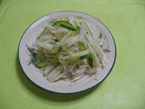 加入黄瓜丝拌匀，拌好后淹，几分钟，味道更佳