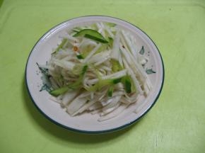 加入黄瓜丝拌匀，拌好后淹，几分钟，味道更佳