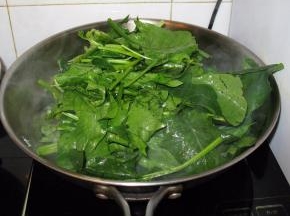 锅中放入水，烧热，放入菠菜，氽水
