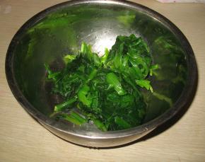 氽好水的菠菜，过凉水