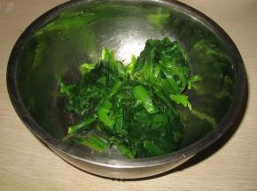 氽好水的菠菜，过凉水