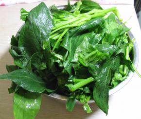 菠菜洗干净，切成段