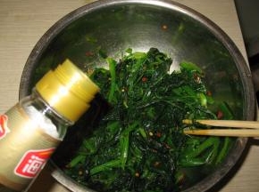 加入适量的白醋拌匀