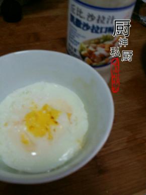 鸡蛋1个打开放微波炉碗里，将蛋黄挑破微波炉1分钟拿出切碎备用。