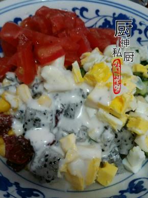 将所有食材混合加沙拉酱拌匀即可装饰，装盘。