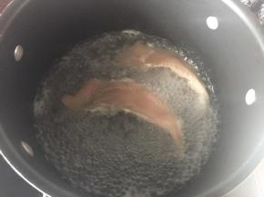 肉皮放入开水锅里焯烫一下