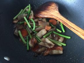 最后加入蚝油，美极鲜味汁和盐翻炒均匀即可