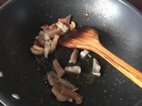 再放入胡萝卜和蒜苔炒