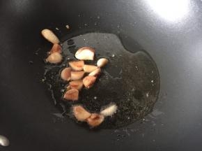 锅里热油后放入切好的紫干葱头和拍扁的蒜头