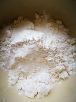 称好蛋糕粉和荞麦粉，拌匀