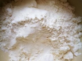 称好蛋糕粉和荞麦粉，拌匀