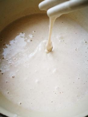 加水和少许盐 调成这样的糊状，稀一点，不要紧，这样做出的面疙瘩口感更软嫩，易于消化