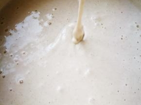 加水和少许盐 调成这样的糊状，稀一点，不要紧，这样做出的面疙瘩口感更软嫩，易于消化