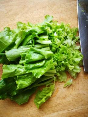 自己种的生菜，洗净切丝