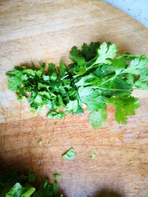 自己种的香菜，洗净切片，不喜欢的可以不放哈