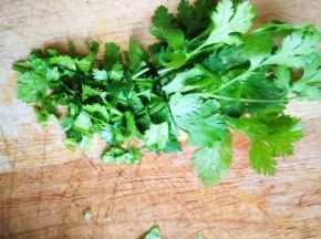 自己种的香菜，洗净切片，不喜欢的可以不放哈