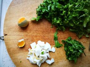 蛋白切丁，蛋黄不要却 咸鸭蛋里最好吃的就是蛋黄了，哈哈 切碎了是浪费