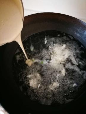 水烧开后，沿着冒泡的锅边这样倒，为什么水量要大，就是方便这一步