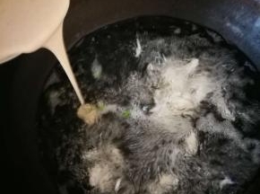 水烧开后，沿着冒泡的锅边这样倒，为什么水量要大，就是方便这一步