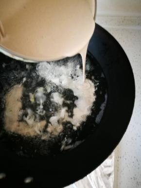 转着圈圈缓缓的倒，尽量倒均匀