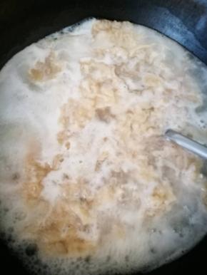 整个到完后，不要动，等水烧开，用铲子将下面沉底的翻起，有大块面疙瘩的，用铲子铲成小块