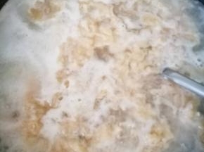 整个到完后，不要动，等水烧开，用铲子将下面沉底的翻起，有大块面疙瘩的，用铲子铲成小块