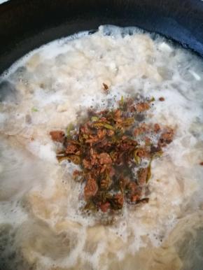 再次烧开后加肉末