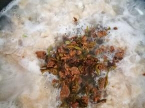 再次烧开后加肉末