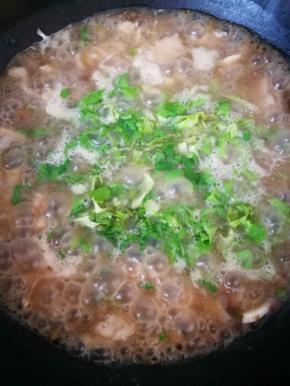 再次烧开后加入生菜，香菜 加入耗油提鲜