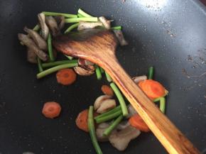 再放入胡萝卜和蒜苔炒