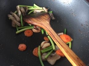 再放入胡萝卜和蒜苔炒