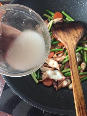 最后均匀淋入水淀粉翻炒均匀即可