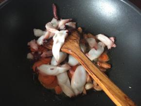 放入章鱼足大火翻炒