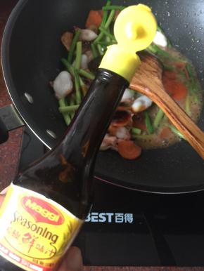 加入美极鲜味汁炒匀