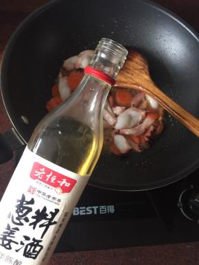 加入葱姜料酒