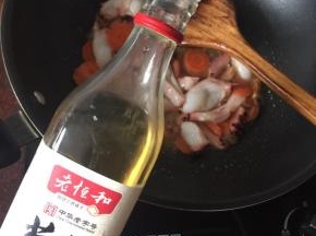 加入葱姜料酒