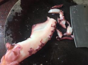 章鱼足去膜后切成薄片