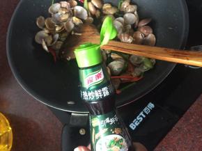 最后起锅时放入家乐热炒鲜露即可