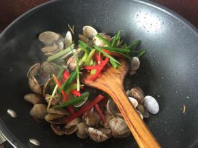 然后加入青红椒和葱段、盐炒