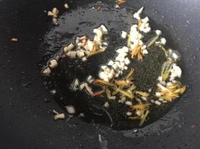 锅里热油后放入姜丝和蒜末爆香