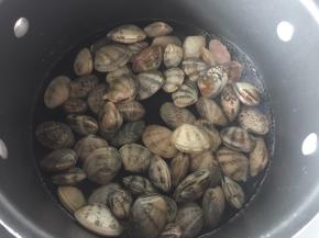 花甲先放入开水锅里焯烫一下