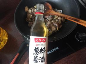 加入葱姜料酒