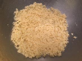 将酥粒的4种材料混合，手搓成玉米粒状，盖上保鲜膜放冰箱冷藏备用