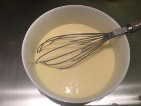 加入淡奶油黄油内，拌匀